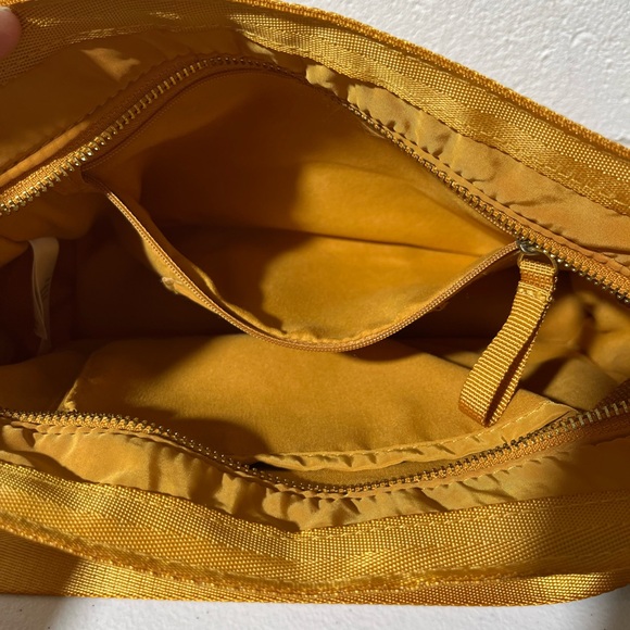 Tommy Bahama Mini Mighty Quilted Travel Puffer Crossbody Bag - Picture 7 of 13